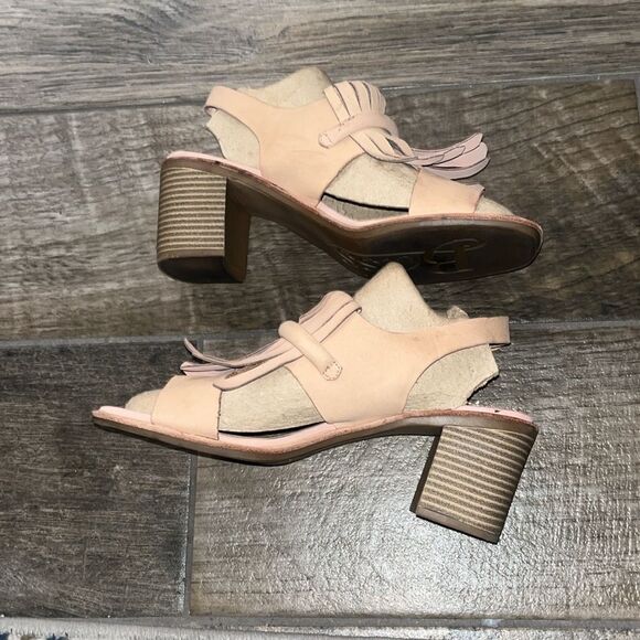 G.H. Bass & Co  3” heel tan leather sandals - Picture 3 of 5